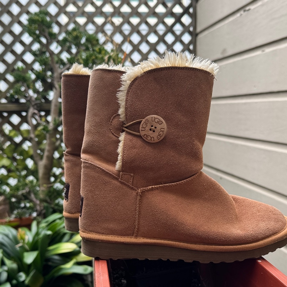 UGGS Bailey ll in tan. Size 8. VGUC